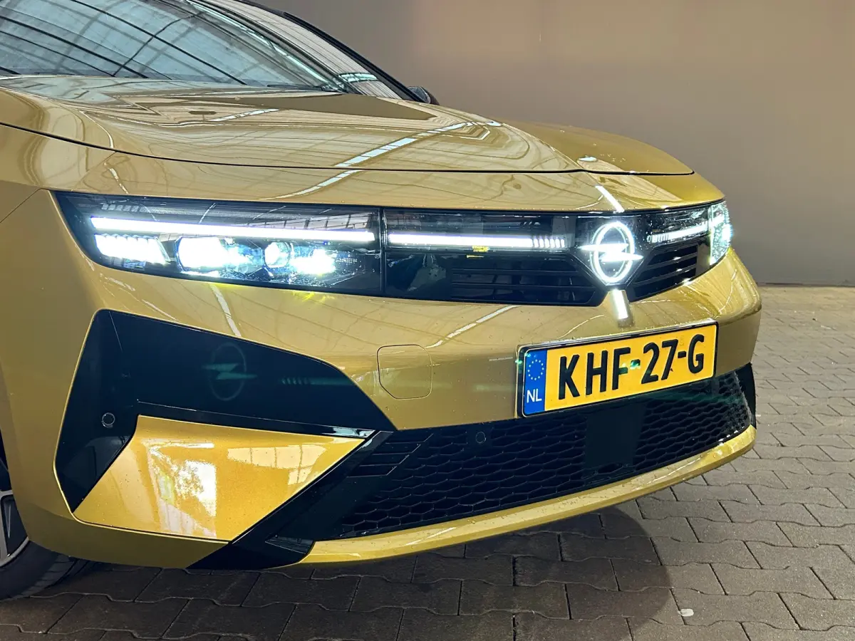 1.6 Turbo Plug In Hybrid Ultimate Navigatie | Stoel+Stuurverwarming | Panoramadak | Drive Assist | Camera | | Achterbank met armsteun en skiluik | Achteruitrijcamera | Afwijkende dakkleur