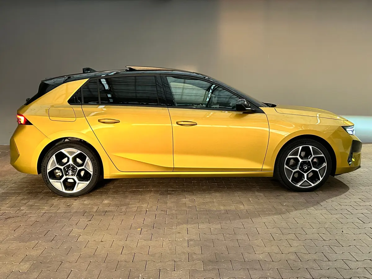 1.6 Turbo Plug In Hybrid Ultimate Navigatie | Stoel+Stuurverwarming | Panoramadak | Drive Assist | Camera | | Achterbank met armsteun en skiluik | Achteruitrijcamera | Afwijkende dakkleur