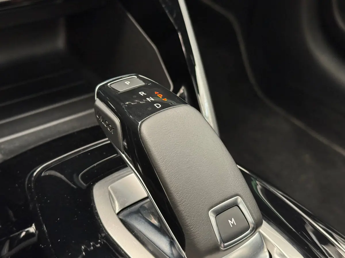 1.2 PureTech GT Pack Panoramadak | Automaat | Camera | 17 LMV | Clima | Leder/Alcantara | 3D Dashboard | Carplay | Bluetooth | LED  | Achteruitrijcamera | Apple Carplay/Android Auto|telefoon