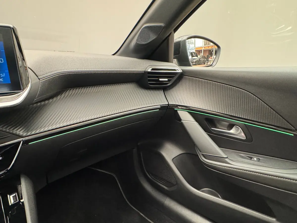 1.2 PureTech GT Pack Panoramadak | Automaat | Camera | 17 LMV | Clima | Leder/Alcantara | 3D Dashboard | Carplay | Bluetooth | LED  | Achteruitrijcamera | Apple Carplay/Android Auto|telefoon
