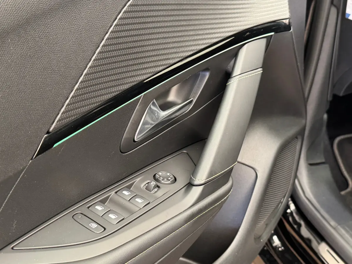 1.2 PureTech GT Pack Panoramadak | Automaat | Camera | 17 LMV | Clima | Leder/Alcantara | 3D Dashboard | Carplay | Bluetooth | LED  | Achteruitrijcamera | Apple Carplay/Android Auto|telefoon