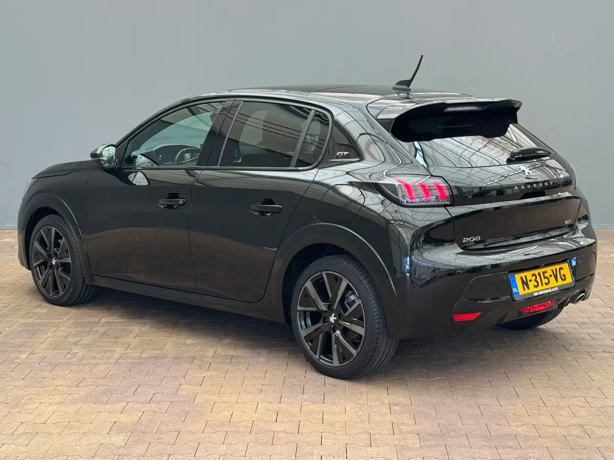 1.2 PureTech GT Pack Panoramadak | Automaat | Camera | 17 LMV | Clima | Leder/Alcantara | 3D Dashboard | Carplay | Bluetooth | LED  | Achteruitrijcamera | Apple Carplay/Android Auto|telefoon