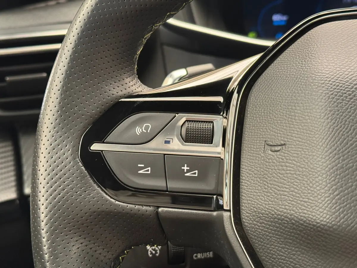 1.2 PureTech GT Pack Panoramadak | Automaat | Camera | 17 LMV | Clima | Leder/Alcantara | 3D Dashboard | Carplay | Bluetooth | LED  | Achteruitrijcamera | Apple Carplay/Android Auto|telefoon