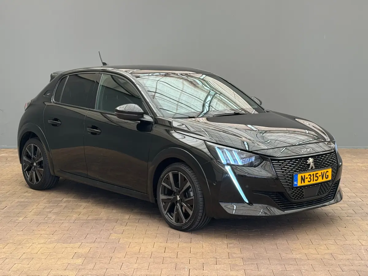 1.2 PureTech GT Pack Panoramadak | Automaat | Camera | 17 LMV | Clima | Leder/Alcantara | 3D Dashboard | Carplay | Bluetooth | LED  | Achteruitrijcamera | Apple Carplay/Android Auto|telefoon