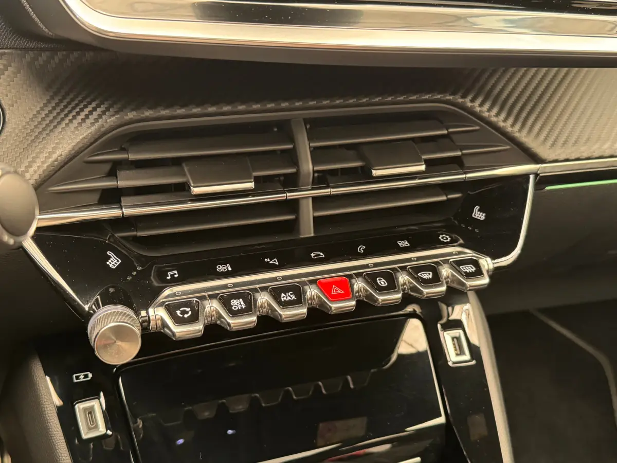 1.2 PureTech GT Pack Panoramadak | Automaat | Camera | 17 LMV | Clima | Leder/Alcantara | 3D Dashboard | Carplay | Bluetooth | LED  | Achteruitrijcamera | Apple Carplay/Android Auto|telefoon