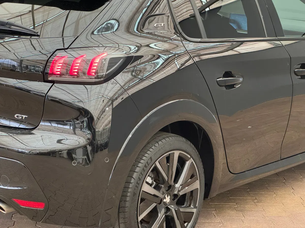 1.2 PureTech GT Pack Panoramadak | Automaat | Camera | 17 LMV | Clima | Leder/Alcantara | 3D Dashboard | Carplay | Bluetooth | LED  | Achteruitrijcamera | Apple Carplay/Android Auto|telefoon