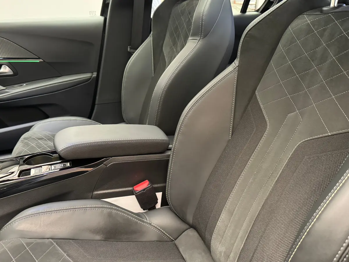 1.2 PureTech GT Pack Panoramadak | Automaat | Camera | 17 LMV | Clima | Leder/Alcantara | 3D Dashboard | Carplay | Bluetooth | LED  | Achteruitrijcamera | Apple Carplay/Android Auto|telefoon
