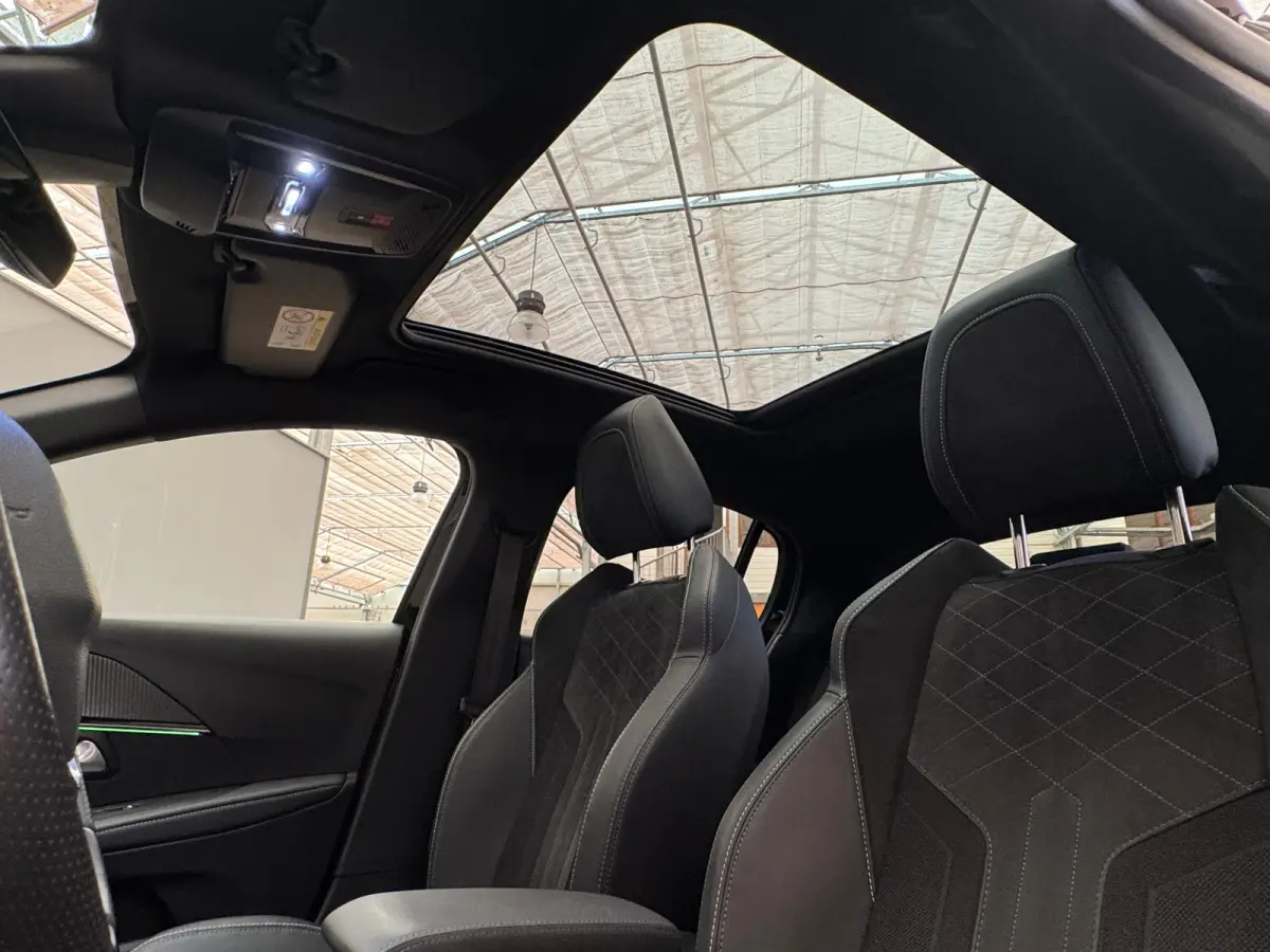 1.2 PureTech GT Pack Panoramadak | Automaat | Camera | 17 LMV | Clima | Leder/Alcantara | 3D Dashboard | Carplay | Bluetooth | LED  | Achteruitrijcamera | Apple Carplay/Android Auto|telefoon