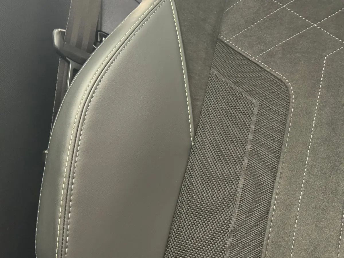 1.2 PureTech GT Pack Panoramadak | Automaat | Camera | 17 LMV | Clima | Leder/Alcantara | 3D Dashboard | Carplay | Bluetooth | LED  | Achteruitrijcamera | Apple Carplay/Android Auto|telefoon