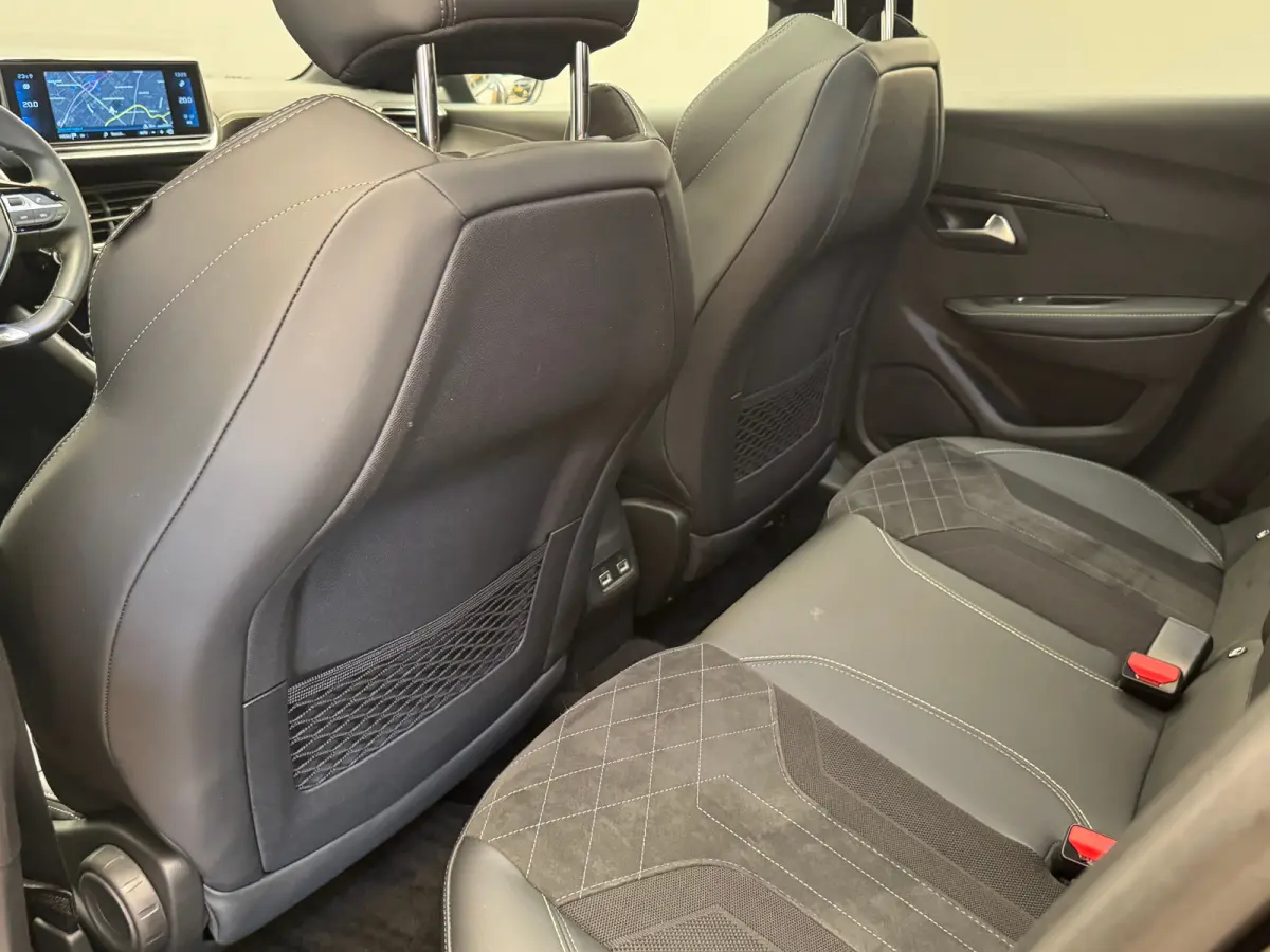 1.2 PureTech GT Pack Panoramadak | Automaat | Camera | 17 LMV | Clima | Leder/Alcantara | 3D Dashboard | Carplay | Bluetooth | LED  | Achteruitrijcamera | Apple Carplay/Android Auto|telefoon