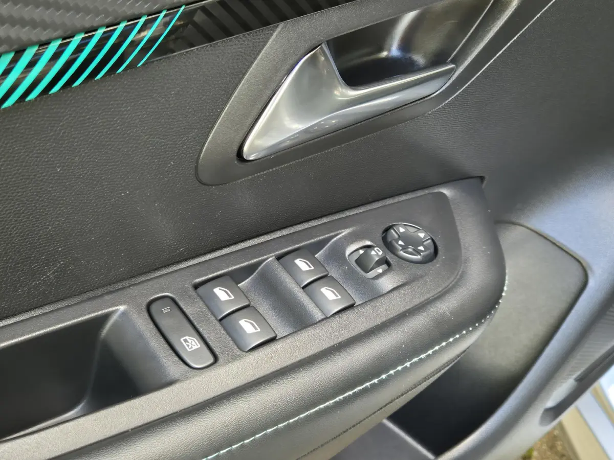 1.2 PureTech Allure Pack AUTOMAAT | Climate Control | Cruise Control | Navigatie | Licht metalen velgen | Parkeercamera