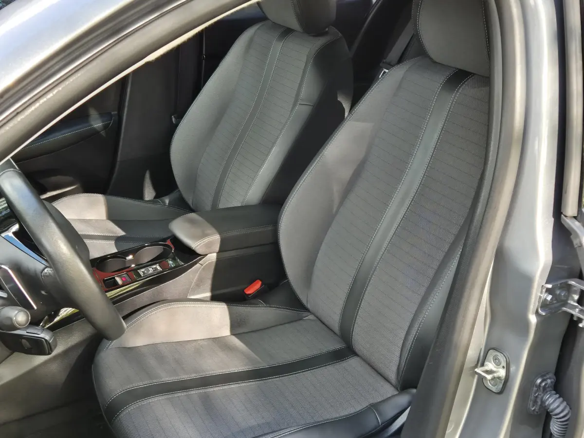 1.2 PureTech Allure Pack AUTOMAAT | Climate Control | Cruise Control | Navigatie | Licht metalen velgen | Parkeercamera