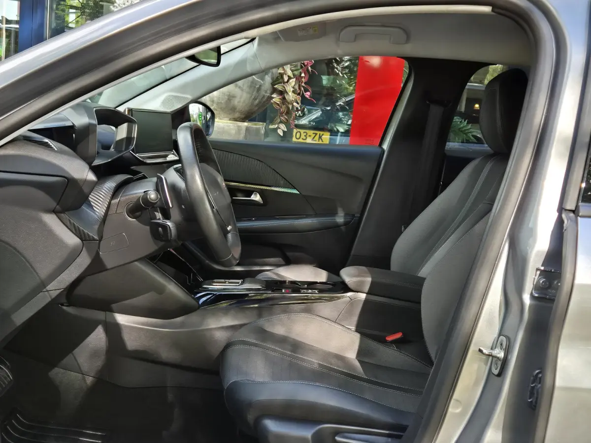 1.2 PureTech Allure Pack AUTOMAAT | Climate Control | Cruise Control | Navigatie | Licht metalen velgen | Parkeercamera