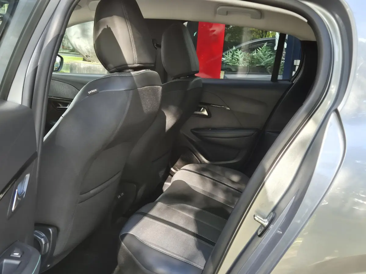 1.2 PureTech Allure Pack AUTOMAAT | Climate Control | Cruise Control | Navigatie | Licht metalen velgen | Parkeercamera