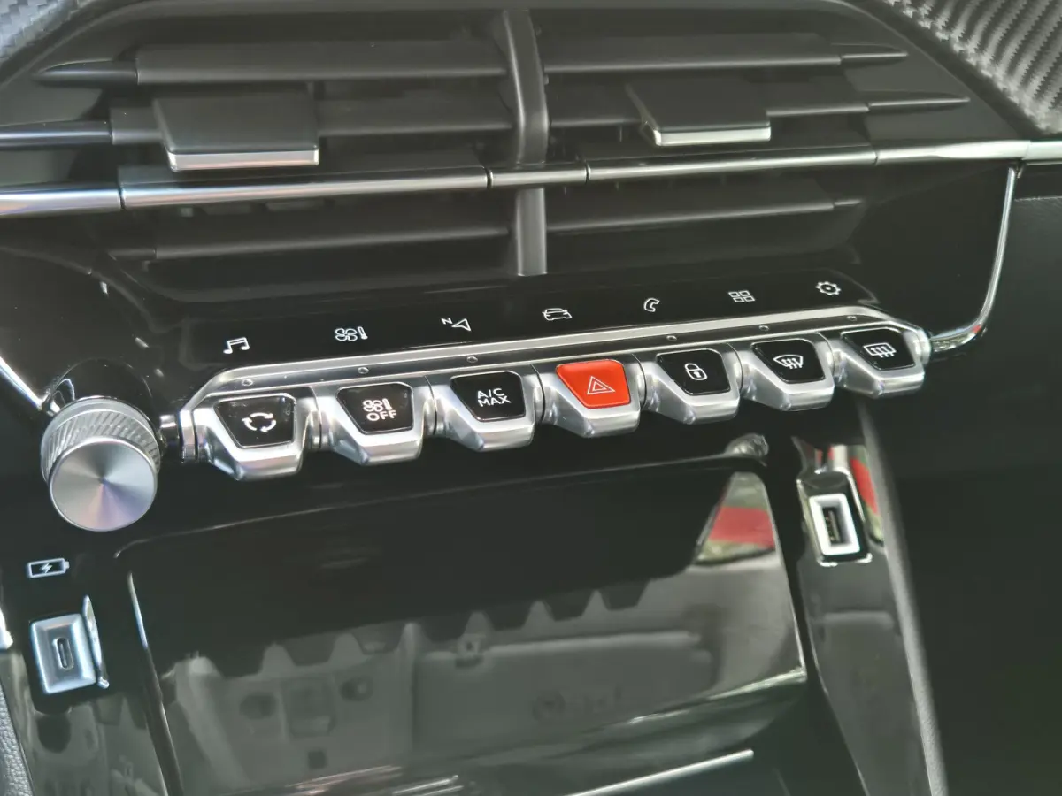 1.2 PureTech Allure Pack AUTOMAAT | Climate Control | Cruise Control | Navigatie | Licht metalen velgen | Parkeercamera