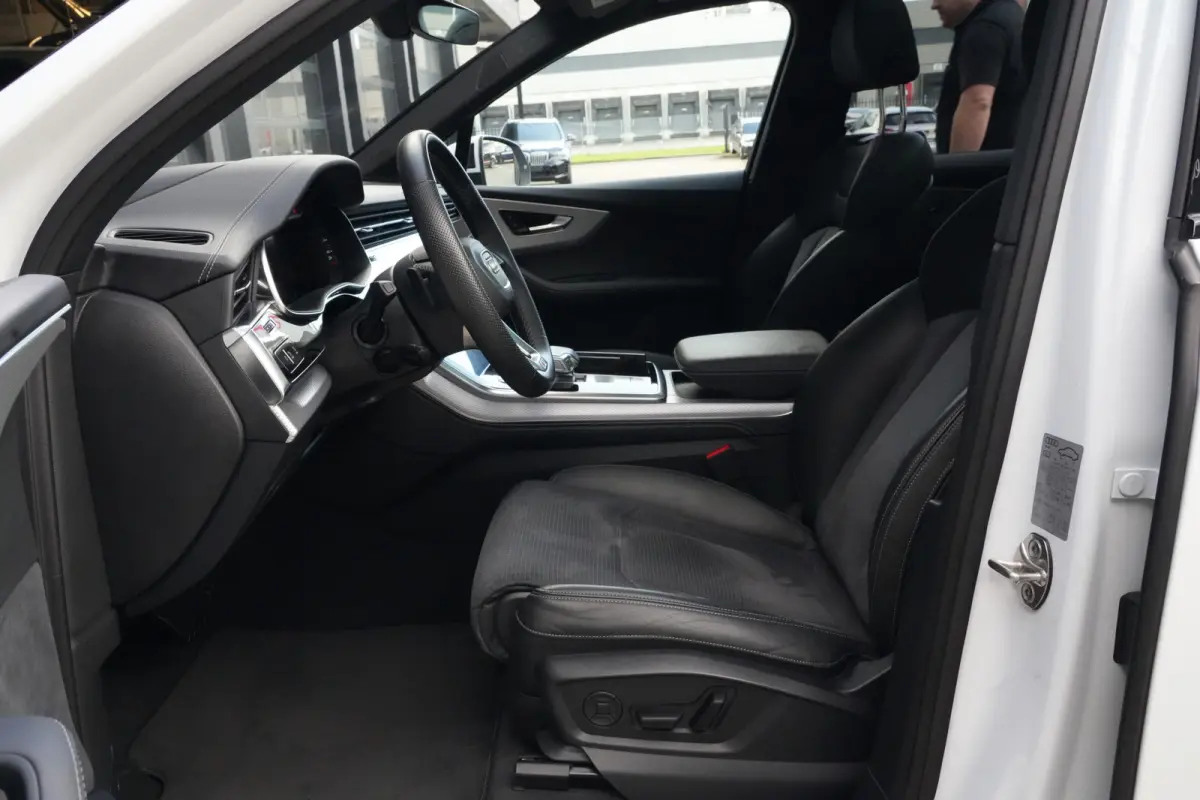 55 TFSI e Quattro Pro Line S | Facelift | 394pk | Pano | Trekhaak | HUD | 360° | Een bijzonder complete en luxe uitgevoerde Audi Q7 55 TFSI e quattro Pro Line S, uitgevoerd in wit metallic 