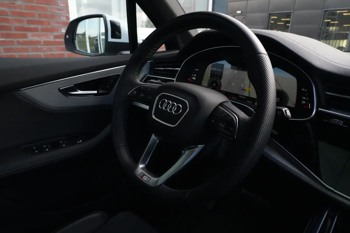 55 TFSI e Quattro Pro Line S | Facelift | 394pk | Pano | Trekhaak | HUD | 360° | Een bijzonder complete en luxe uitgevoerde Audi Q7 55 TFSI e quattro Pro Line S, uitgevoerd in wit metallic 