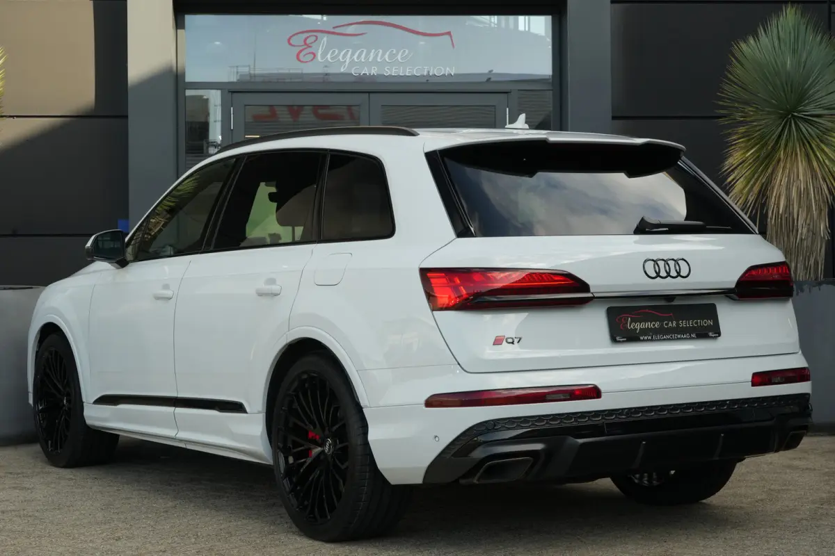 55 TFSI e Quattro Pro Line S | Facelift | 394pk | Pano | Trekhaak | HUD | 360° | Een bijzonder complete en luxe uitgevoerde Audi Q7 55 TFSI e quattro Pro Line S, uitgevoerd in wit metallic 
