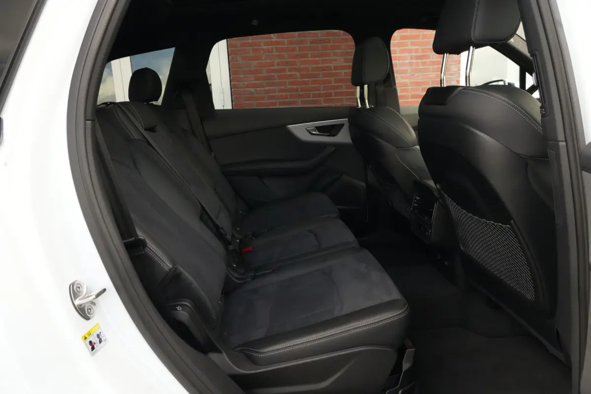 55 TFSI e Quattro Pro Line S | Facelift | 394pk | Pano | Trekhaak | HUD | 360° | Een bijzonder complete en luxe uitgevoerde Audi Q7 55 TFSI e quattro Pro Line S, uitgevoerd in wit metallic 