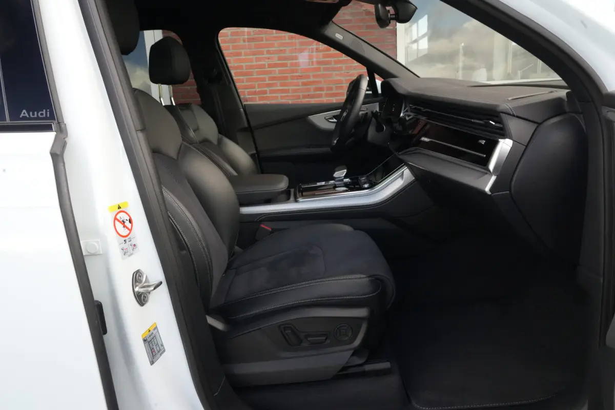 55 TFSI e Quattro Pro Line S | Facelift | 394pk | Pano | Trekhaak | HUD | 360° | Een bijzonder complete en luxe uitgevoerde Audi Q7 55 TFSI e quattro Pro Line S, uitgevoerd in wit metallic 
