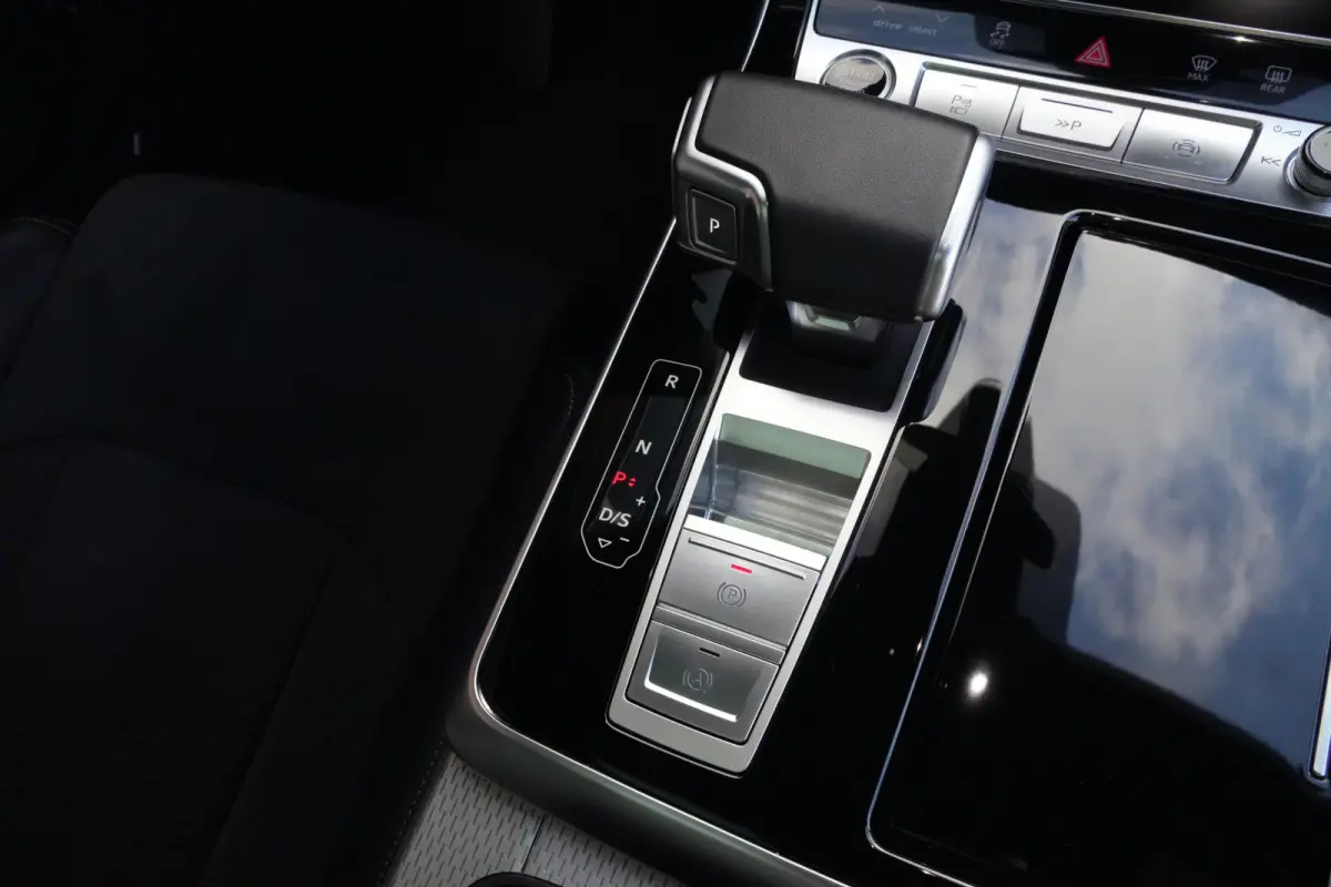 55 TFSI e Quattro Pro Line S | Facelift | 394pk | Pano | Trekhaak | HUD | 360° | Een bijzonder complete en luxe uitgevoerde Audi Q7 55 TFSI e quattro Pro Line S, uitgevoerd in wit metallic 