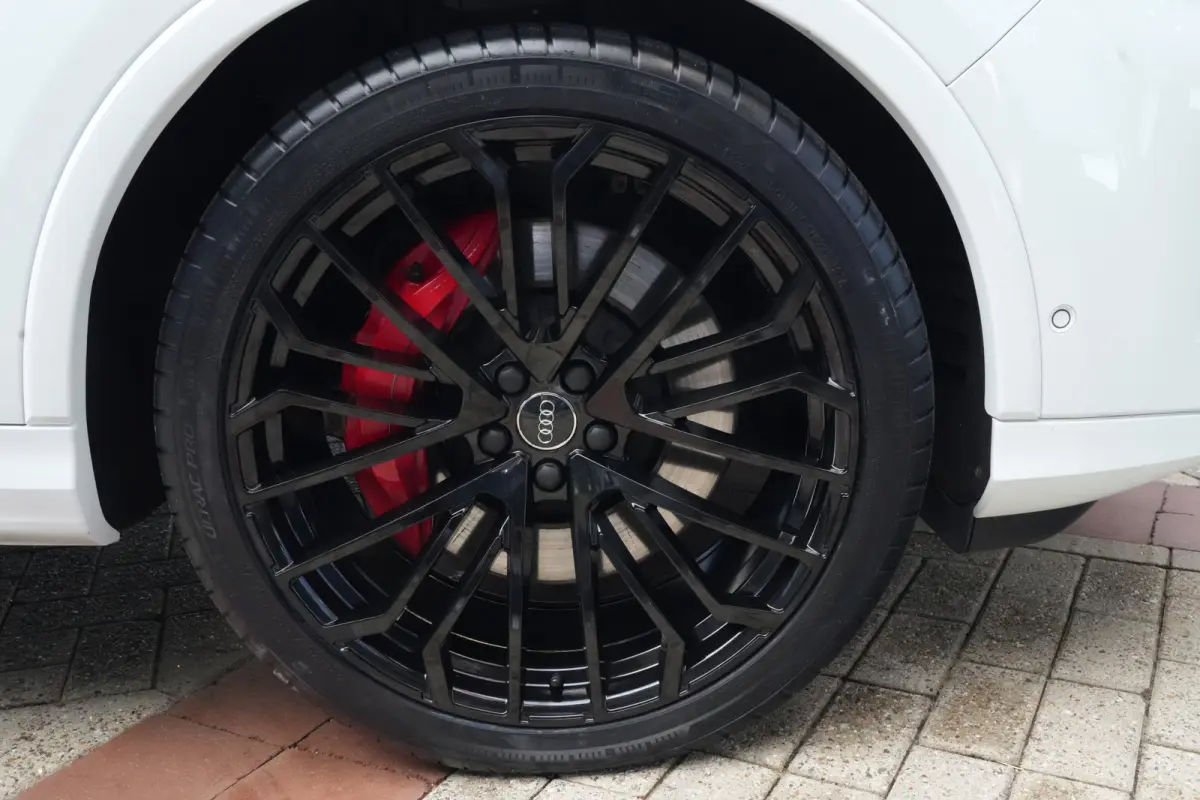 55 TFSI e Quattro Pro Line S | Facelift | 394pk | Pano | Trekhaak | HUD | 360° | Een bijzonder complete en luxe uitgevoerde Audi Q7 55 TFSI e quattro Pro Line S, uitgevoerd in wit metallic 