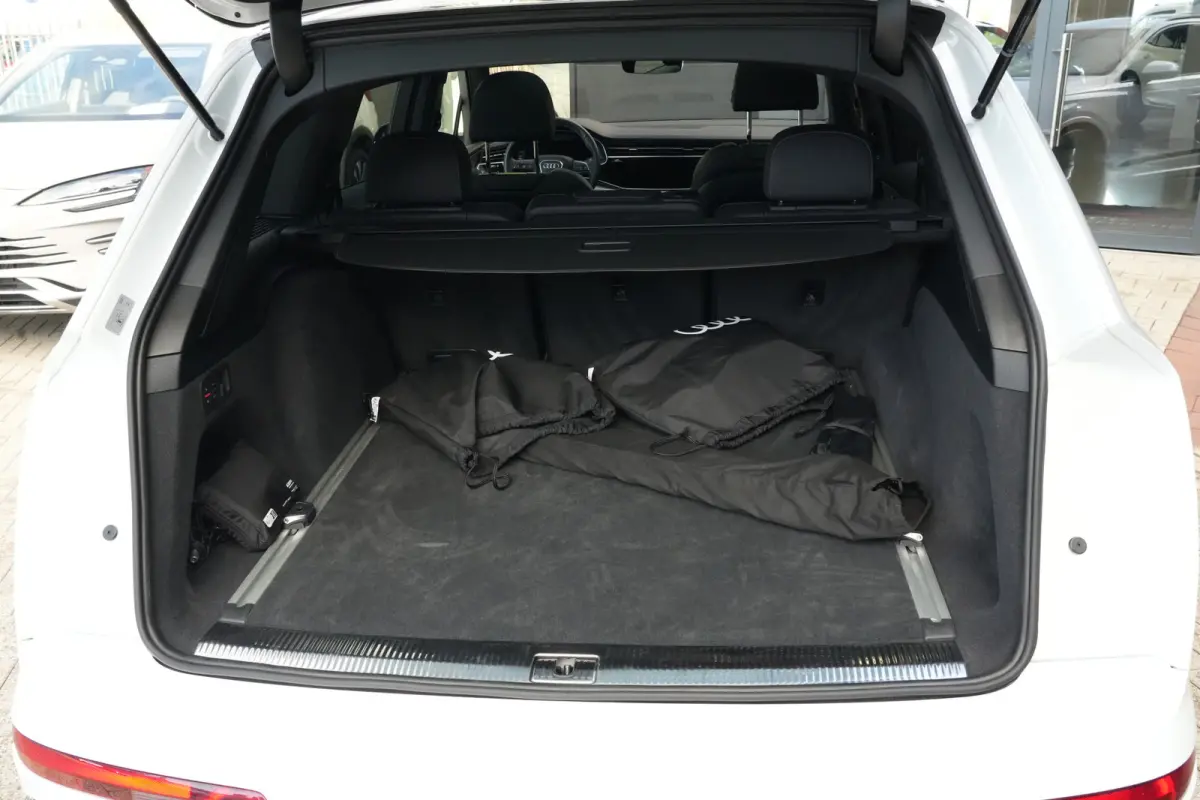 55 TFSI e Quattro Pro Line S | Facelift | 394pk | Pano | Trekhaak | HUD | 360° | Een bijzonder complete en luxe uitgevoerde Audi Q7 55 TFSI e quattro Pro Line S, uitgevoerd in wit metallic 