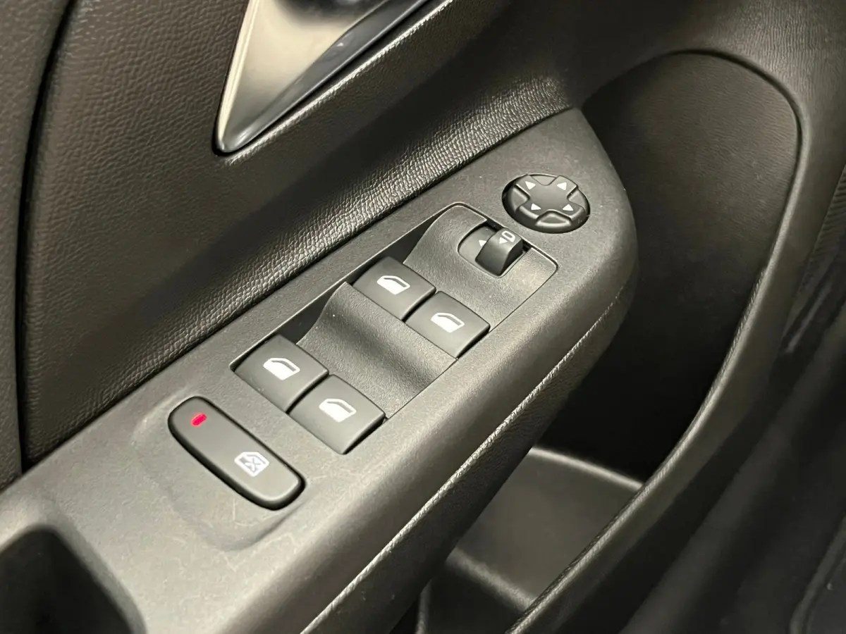 Electric Long Range Yes 51 kWh Stoel+Stuurverwarming | Warmtepomp | Carplay/Android Auto | Cruise | Climate | Achteruitrijcamera | Bandenspanningscontrolesysteem | Binnenspiegel automatisch 