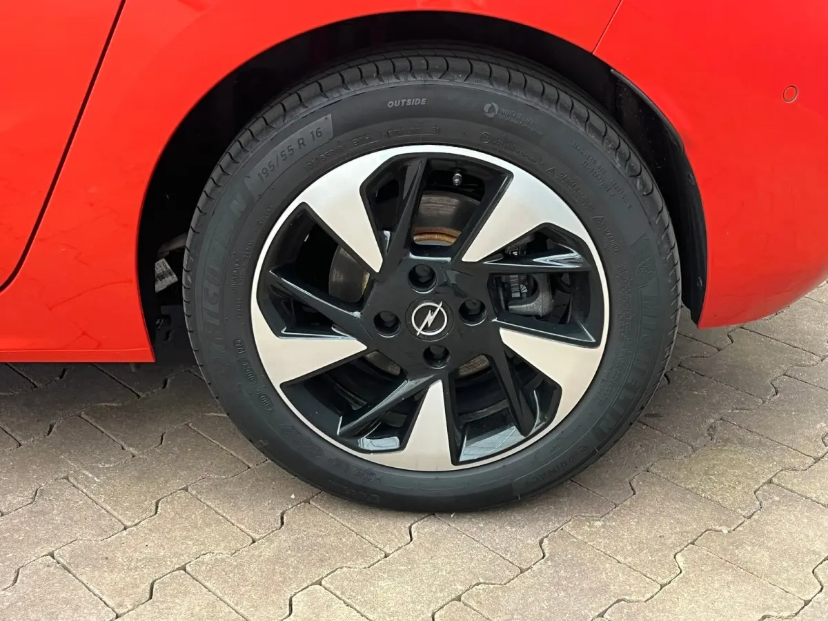 Electric Long Range Yes 51 kWh Stoel+Stuurverwarming | Warmtepomp | Carplay/Android Auto | Cruise | Climate | Achteruitrijcamera | Bandenspanningscontrolesysteem | Binnenspiegel automatisch 