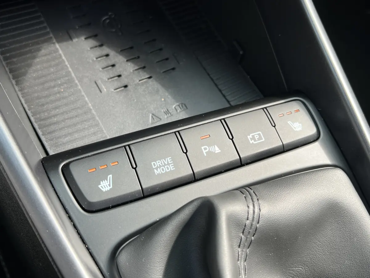 1.0 T-GDI 100pk Premium | Camera | Carplay | Premium audio | Dodehoek detectie | Cruise controle | Draadloos laden | Climate controle | Full LED | Keyless entry | Stoelverwarming | Stuurverw