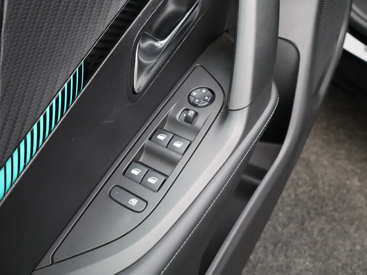 1.2 PureTech Allure Pack Trekhaak | Climate Control | Camera | Parkeersensoren | Apple Carplay/Android Auto | 17" Lichtmetalen Velgen | Navigatie