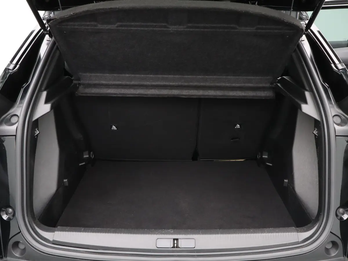 1.2 PureTech Allure Pack Trekhaak | Climate Control | Camera | Parkeersensoren | Apple Carplay/Android Auto | 17" Lichtmetalen Velgen | Navigatie