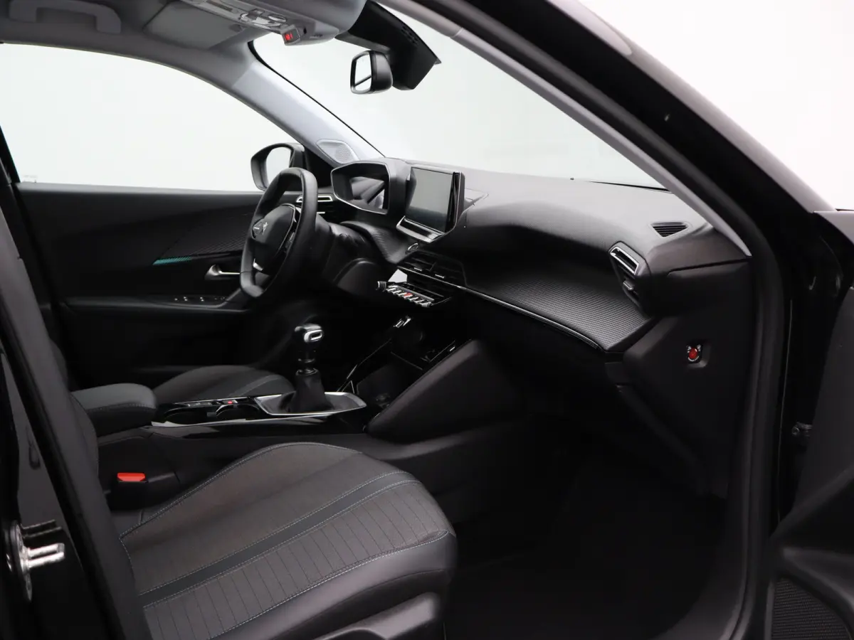 1.2 PureTech Allure Pack Trekhaak | Climate Control | Camera | Parkeersensoren | Apple Carplay/Android Auto | 17" Lichtmetalen Velgen | Navigatie