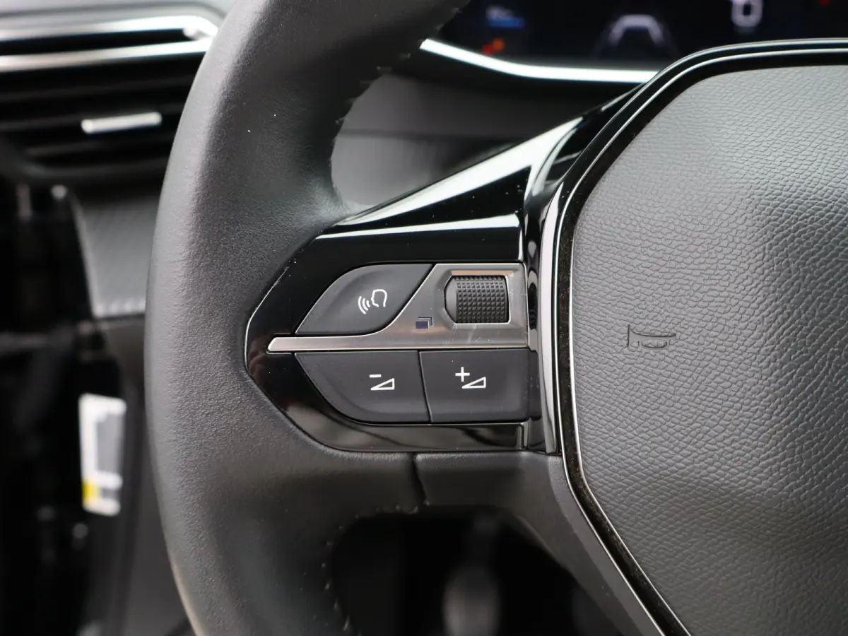 1.2 PureTech Allure Pack Trekhaak | Climate Control | Camera | Parkeersensoren | Apple Carplay/Android Auto | 17" Lichtmetalen Velgen | Navigatie