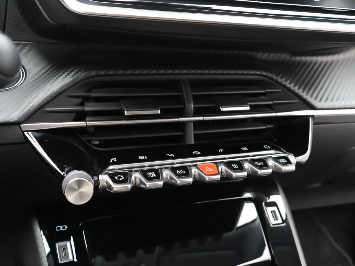 1.2 PureTech Allure Pack Trekhaak | Climate Control | Camera | Parkeersensoren | Apple Carplay/Android Auto | 17" Lichtmetalen Velgen | Navigatie