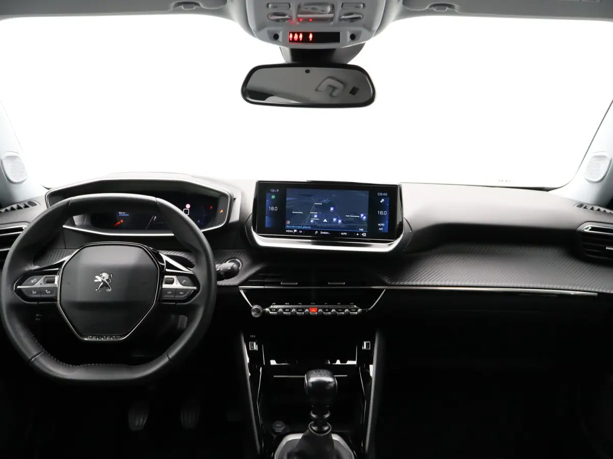 1.2 PureTech Allure Pack Trekhaak | Climate Control | Camera | Parkeersensoren | Apple Carplay/Android Auto | 17" Lichtmetalen Velgen | Navigatie