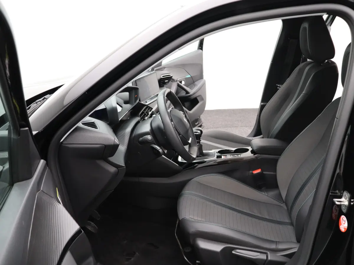 1.2 PureTech Allure Pack Trekhaak | Climate Control | Camera | Parkeersensoren | Apple Carplay/Android Auto | 17" Lichtmetalen Velgen | Navigatie