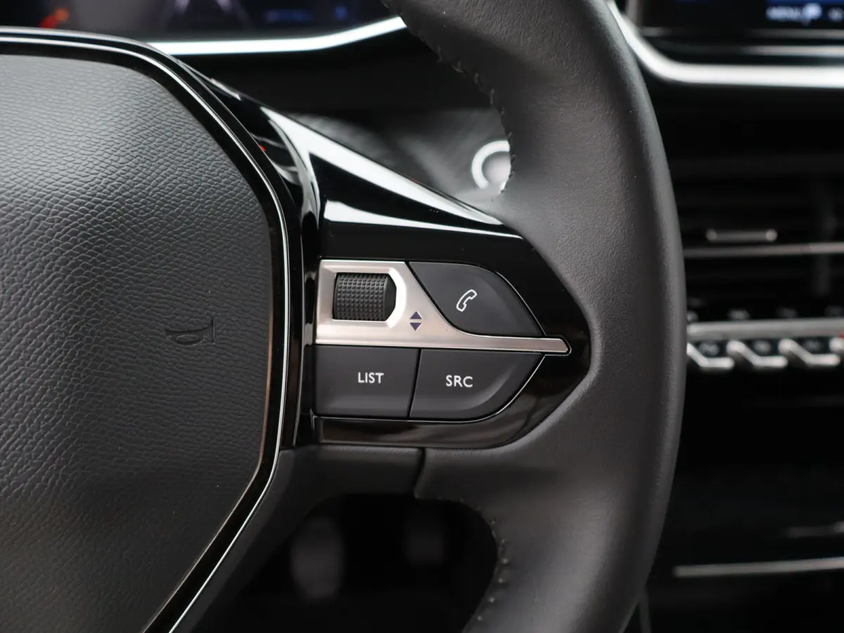 1.2 PureTech Allure Pack Trekhaak | Climate Control | Camera | Parkeersensoren | Apple Carplay/Android Auto | 17" Lichtmetalen Velgen | Navigatie