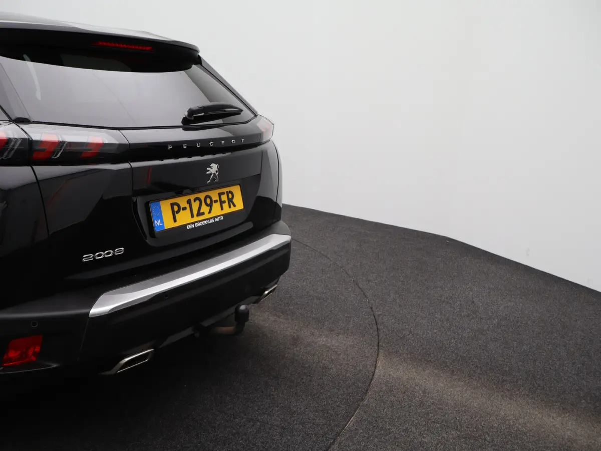 1.2 PureTech Allure Pack Trekhaak | Climate Control | Camera | Parkeersensoren | Apple Carplay/Android Auto | 17" Lichtmetalen Velgen | Navigatie