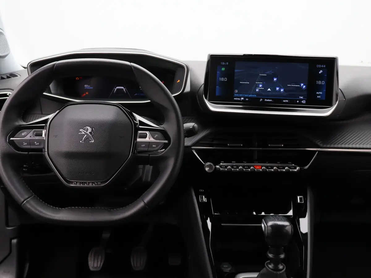 1.2 PureTech Allure Pack Trekhaak | Climate Control | Camera | Parkeersensoren | Apple Carplay/Android Auto | 17" Lichtmetalen Velgen | Navigatie