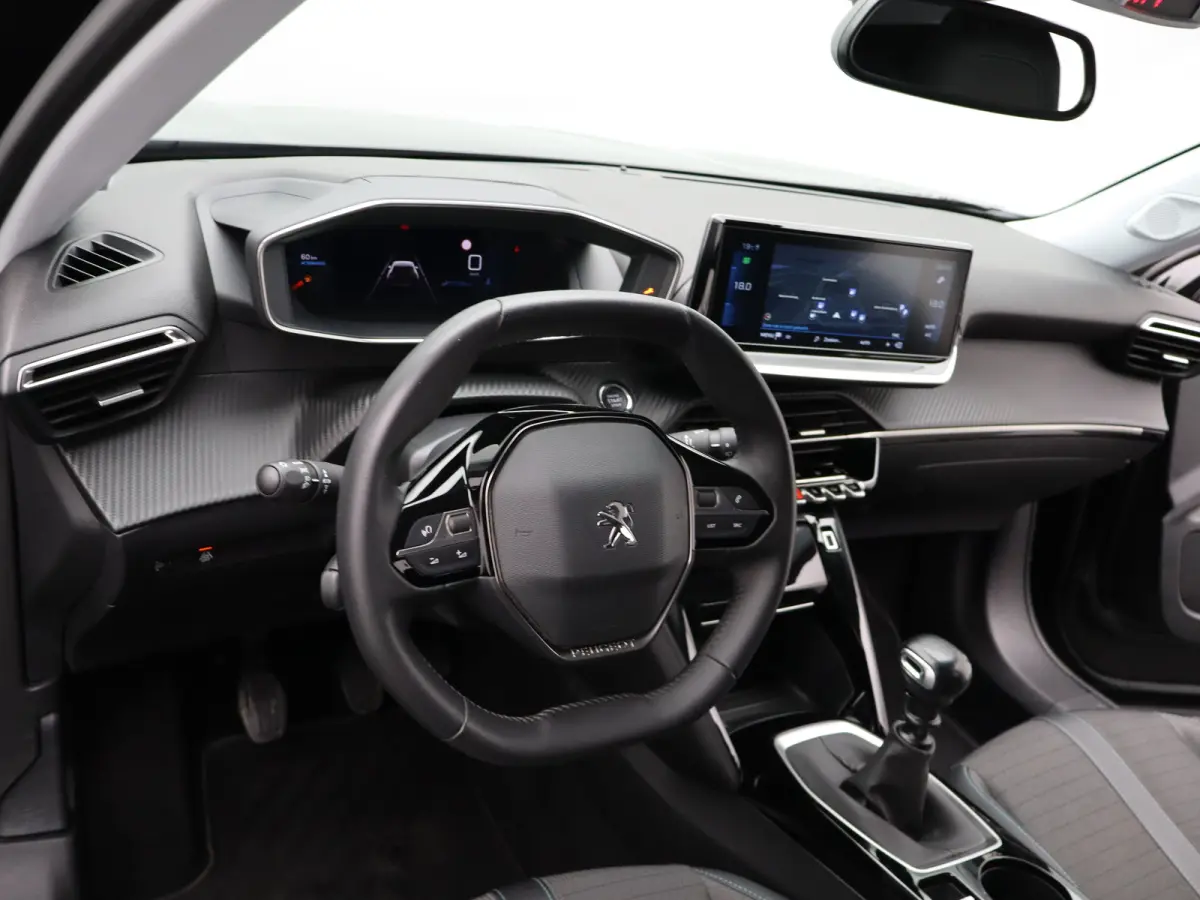 1.2 PureTech Allure Pack Trekhaak | Climate Control | Camera | Parkeersensoren | Apple Carplay/Android Auto | 17" Lichtmetalen Velgen | Navigatie