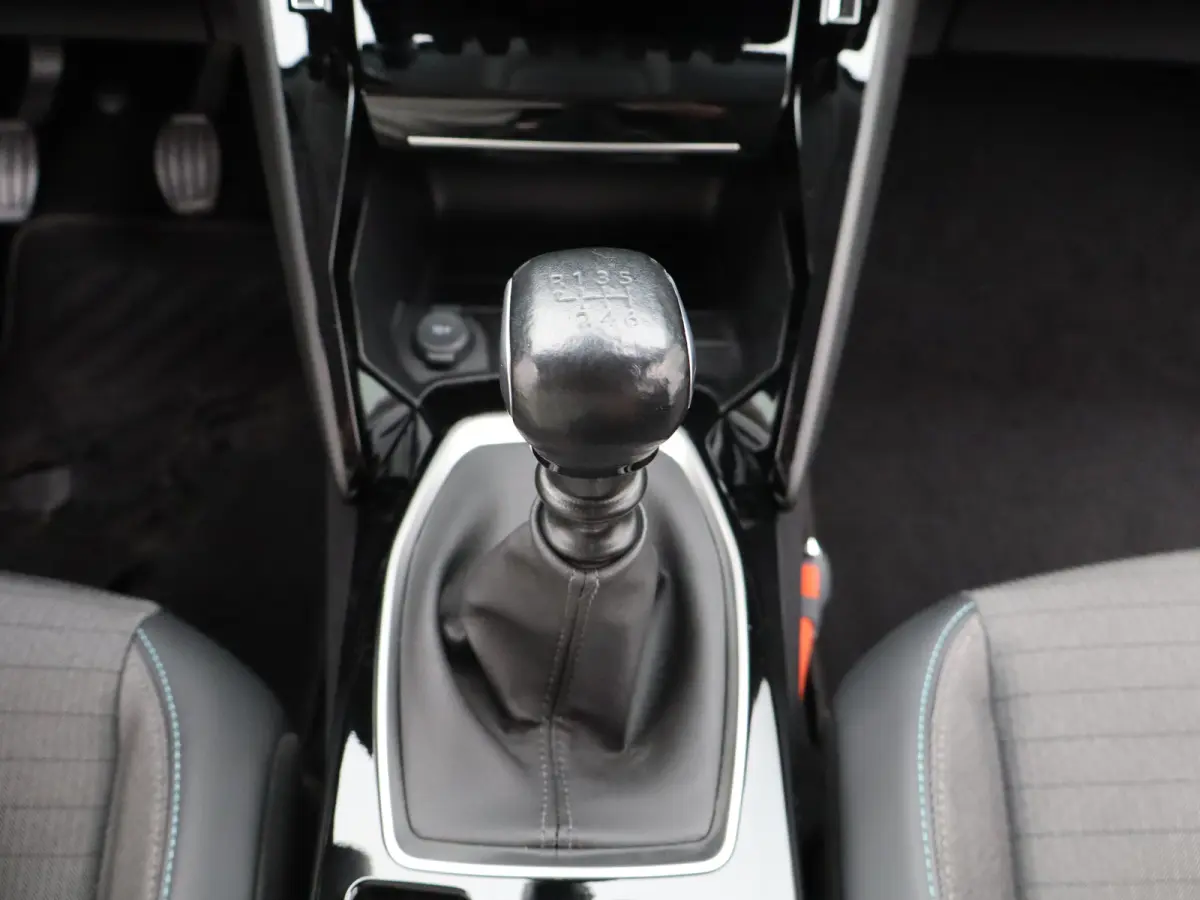 1.2 PureTech Allure Pack Trekhaak | Climate Control | Camera | Parkeersensoren | Apple Carplay/Android Auto | 17" Lichtmetalen Velgen | Navigatie