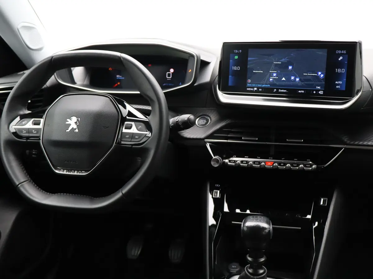 1.2 PureTech Allure Pack Trekhaak | Climate Control | Camera | Parkeersensoren | Apple Carplay/Android Auto | 17" Lichtmetalen Velgen | Navigatie
