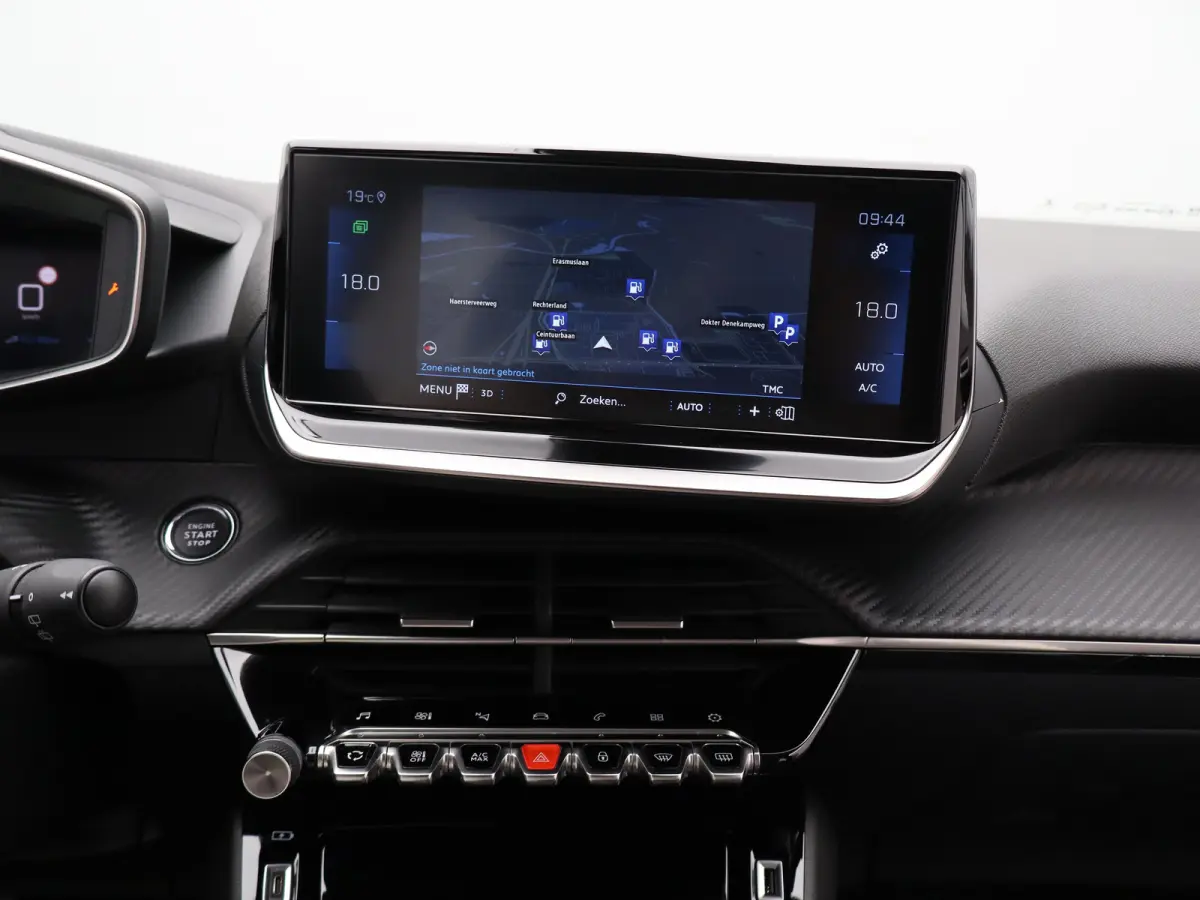 1.2 PureTech Allure Pack Trekhaak | Climate Control | Camera | Parkeersensoren | Apple Carplay/Android Auto | 17" Lichtmetalen Velgen | Navigatie