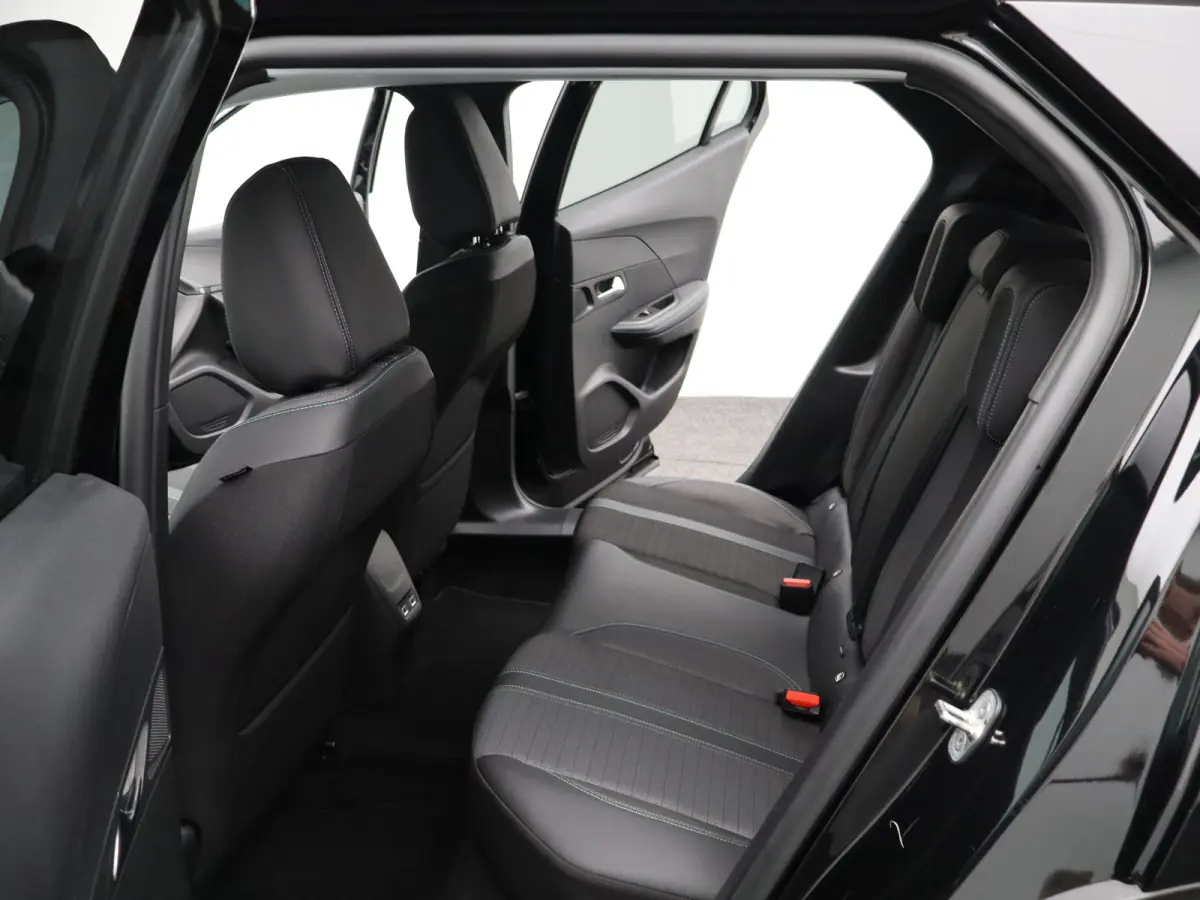 1.2 PureTech Allure Pack Trekhaak | Climate Control | Camera | Parkeersensoren | Apple Carplay/Android Auto | 17" Lichtmetalen Velgen | Navigatie