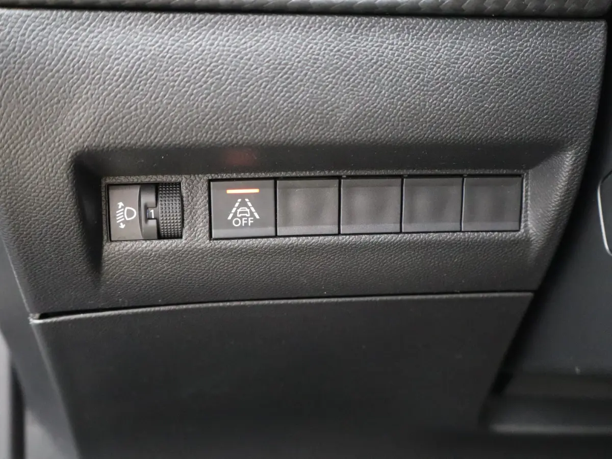 1.2 PureTech Allure Pack Trekhaak | Climate Control | Camera | Parkeersensoren | Apple Carplay/Android Auto | 17" Lichtmetalen Velgen | Navigatie
