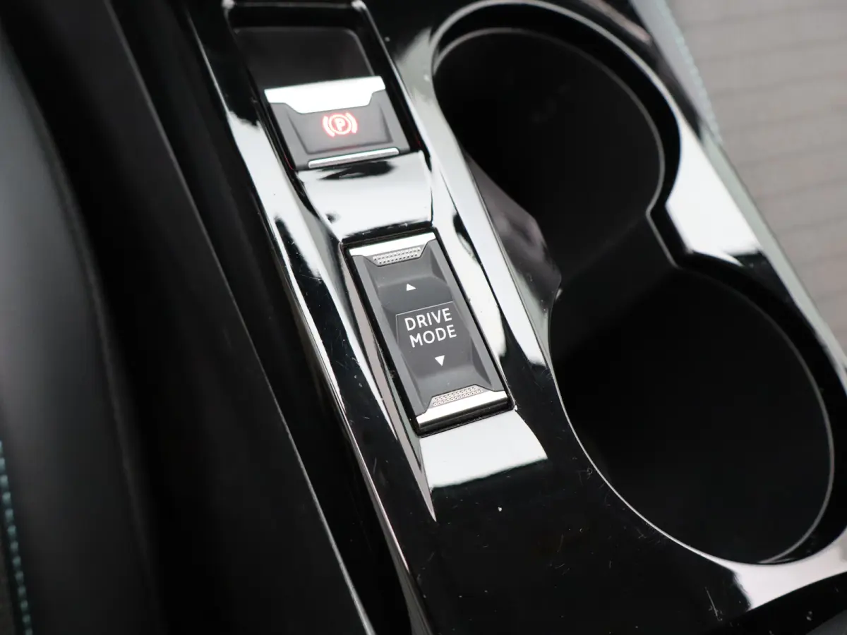 1.2 PureTech Allure Pack Trekhaak | Climate Control | Camera | Parkeersensoren | Apple Carplay/Android Auto | 17" Lichtmetalen Velgen | Navigatie