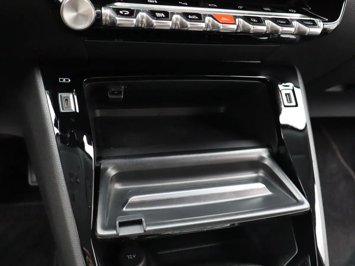 1.2 PureTech Allure Pack Trekhaak | Climate Control | Camera | Parkeersensoren | Apple Carplay/Android Auto | 17" Lichtmetalen Velgen | Navigatie