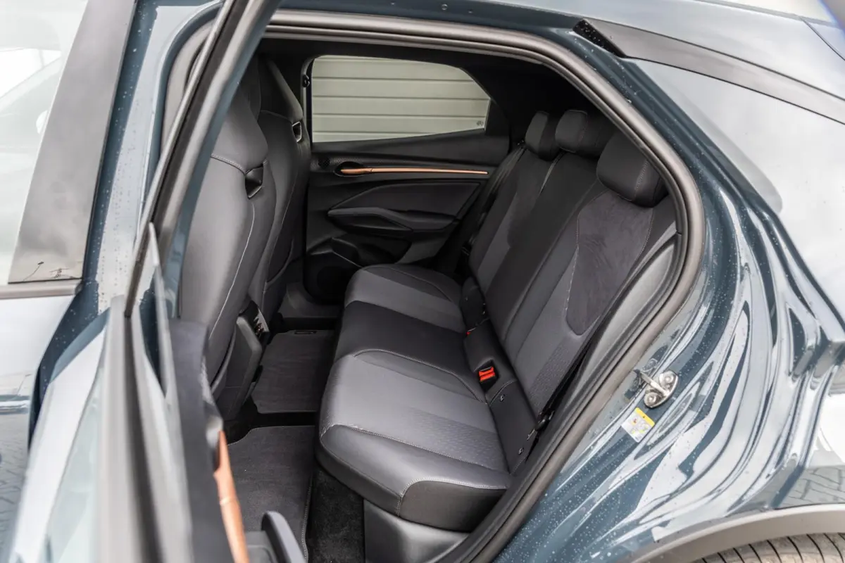 211pk Performance First Edition 56 kWh | Sennheiser | Autonome Parkeerfunctie | Sportstoelen