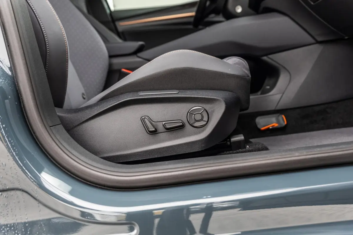 211pk Performance First Edition 56 kWh | Sennheiser | Autonome Parkeerfunctie | Sportstoelen